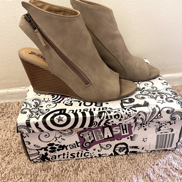 Sling back Wedge open toed sandals faux Suede Tuape size 8. Gently worn - Picture 4 of 7